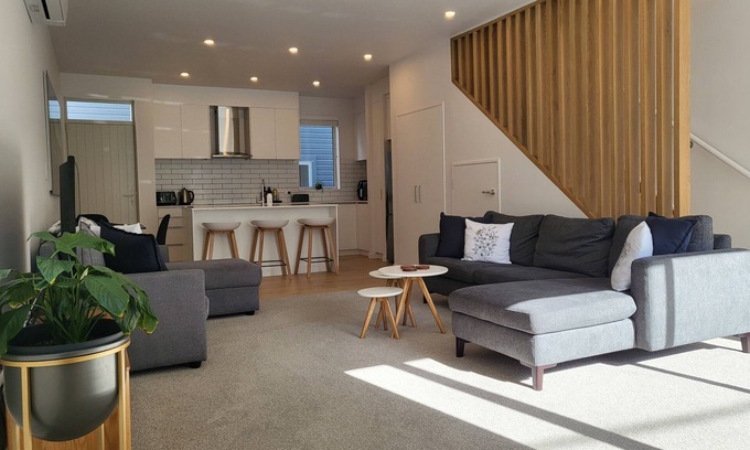 Wellington Maison | Mt Vic City Fringe w/ free carparking
