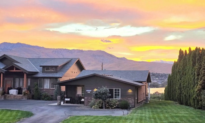 Monitor Maison | Mtn and River Views!