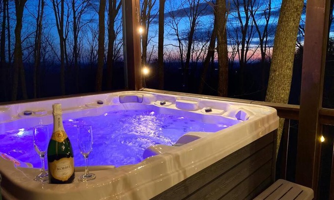 Walnut Mountain Maison | MTN Cabin Sleeps 10 - 5 Mins To Fishing & Camping