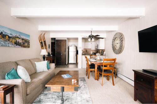 Copper Mountain Village Maison | MTN View - Close to Lifts - Heated Pool - Copper