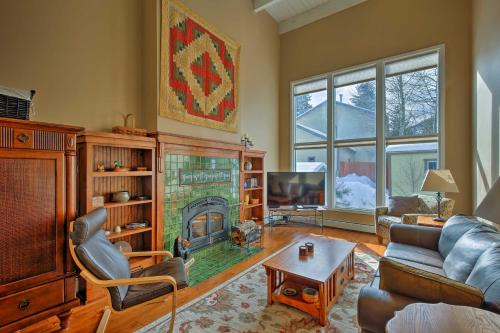 Frisco Maison | Mtn-View Home with Deck Walk to Dtwn Frisco!