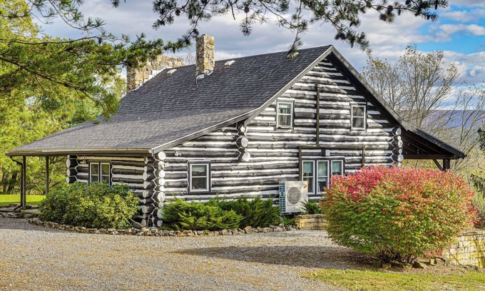 Oakland Mills Cabine | Mtn-View Mifflintown Cabin Near Hiking Trails!