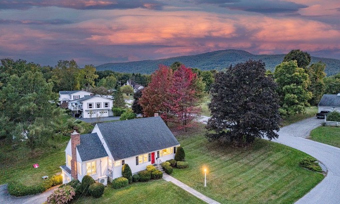 Bennington Maison | Mtn Views, 3 King Beds, Game Room, Chef's Kitchen