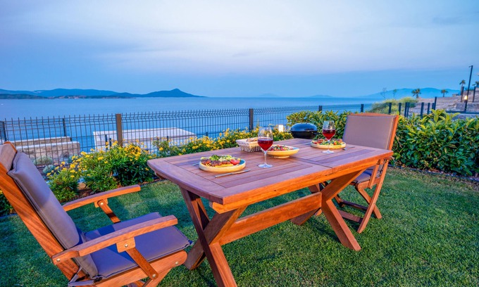 Akyarlar Villa | Muğla Bodrum'da Denize Sıfır Ve Özel Plajlı, Konforlu Lüks Kiralık Villa