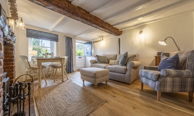 Stiffkey Cottage | Un chalet de caractère confortable avec de belles vues et de charmants jardins de chalets.