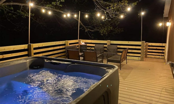 Canandaigua Maison | Mud Creek Lodge .1 mi to Bristol Mountain / Hot Tub / Creek