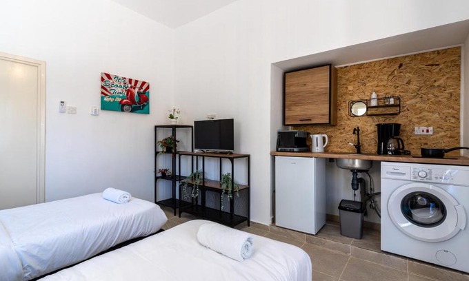 Larnaca Appartement | Mufasa Studio in Larnaca w/Terrace