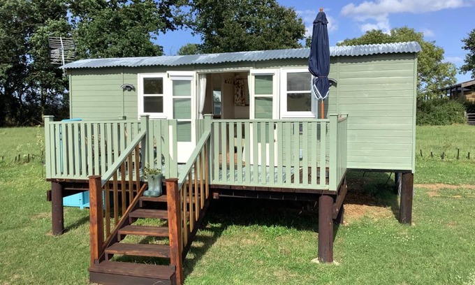Southminster Autre | Muffins Meadow Shepherds Hut