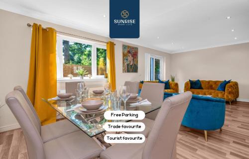 Glenisla Maison | MUIRTON HOUSE - INVOICE and REDUCED PRICE only via SUNRISE SHORT LETS DUNDEE, 4 Bed House, 4 Car Driveway, 2 Bathrooms, Smart TVs in every room, Fully Equipped Kitchen, Large Dining and Living Space, Rear Garden, Free WiFi, Mid to Long Stay Rates
