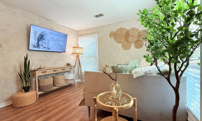 Abilene Maison | Mulberry Cottage - Downtown; Convention Center