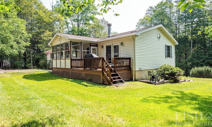 Laporte Maison | "Mulrooney's" est une maison de style ranch offrant tout ce qui se trouve au niveau principal du lac Mokoma