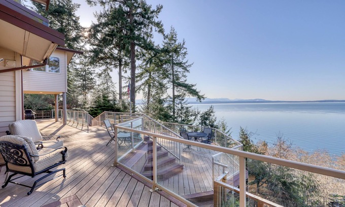 Freeland Maison | NOUVELLE LISTE! Maison multifamiliale avec cuisine complète, vue sur l'eau et front de mer!