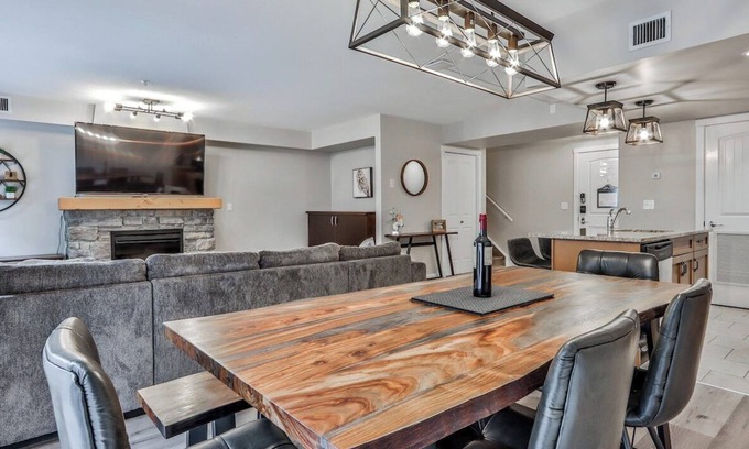 Dead Man's Flats Copropriété | Multi level 2 BR/2Bath luxury retreat + hot tub