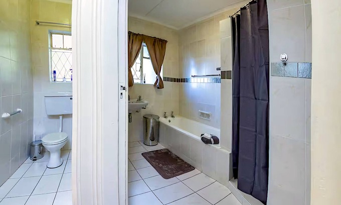 Port Elizabeth Maison | Munro House l Family-Friendly City Getaway with Ocean Views l Sleeps 8