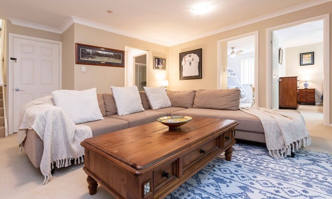 Corlette Maison | Muriel's Place A Stunning 3 bedroom 3-bathroom pet friendly home within 1klm walk to the beach