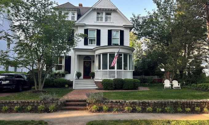 Murray Hill Maison | Murray Hill beauty with short walk to Main Street