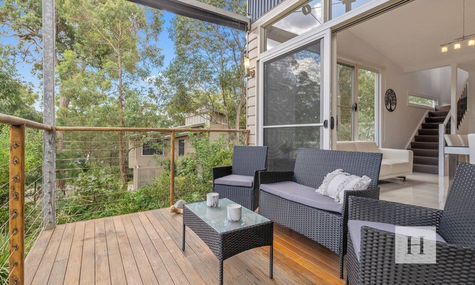 Murrays Beach Maison | Murrays Lakeshore Getaway - Near Lake, Pool, Cafe!