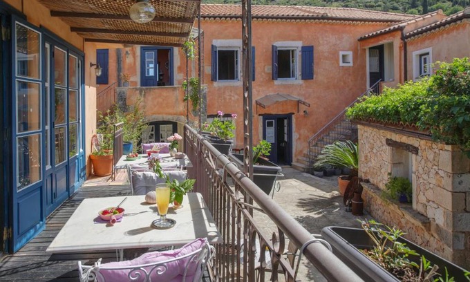 Faraklata Hôtel | Museum Hotel George Molfetas