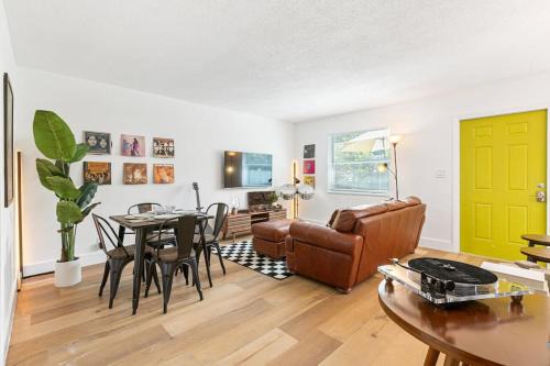 Sailboat Bend Maison | Musicians Lounge - 2 BR with parking asssigned