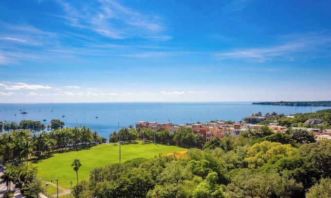 Coconut Grove Appartement | NOUVEAU COIN, VUE OCÉAN. GRATUIT: PARKING, PISCINE, GYM, SQUASH, PRIVÉ 75MB WI-FI