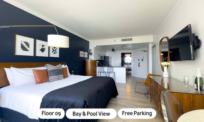 Coconut Grove Appartement | New Listing!! Sea Views. Redesigned, Parking, Pool
