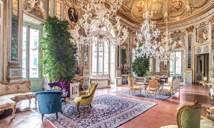 Montecalvario Villa | Palazzo Doria luxury building in the historic center of Naples with 6 bedrooms 12 sleeps