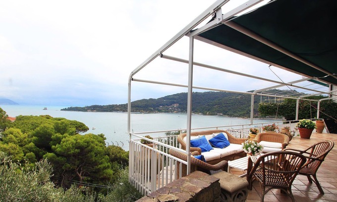 Portovenere Villa | Villa Roby est une belle villa à Portovenere, Cinque Terre, avec une vue magnifique sur la mer, 5 chambres