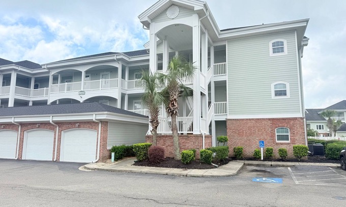 Central Myrtle Beach Copropriété | Myrtle Beach 2 Br Condo, Pool View,1 mile to beach, Close to Dining and Shopping