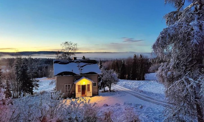 Are Maison | Mysigt hus med utsikt över fjäll och älv.