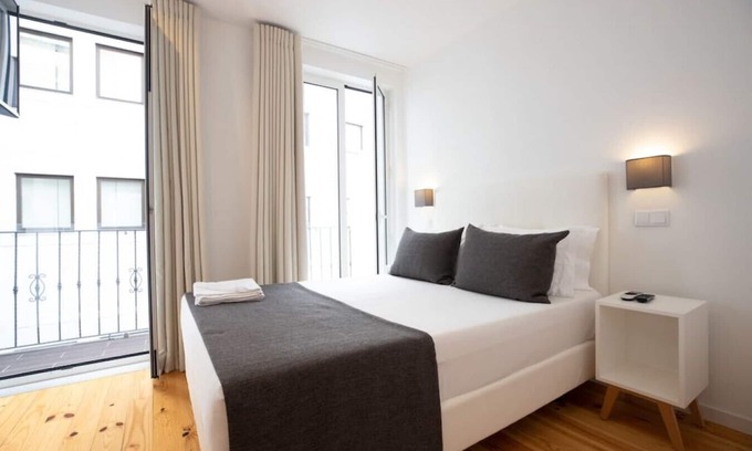 Centro / Baixa Cabine | MyStay - Porto Batalha double room with balcony in the historical center