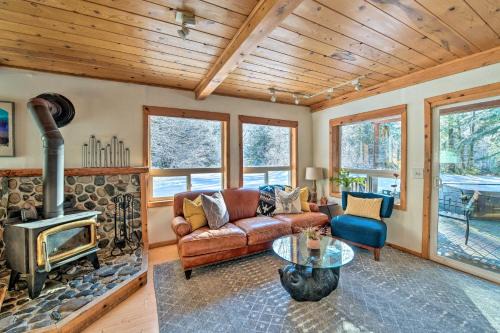 Skykomish Maison | Mysty Mountain Cabin on River Near Stevens Pass!