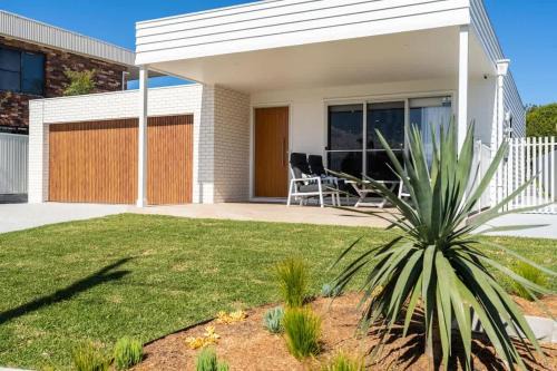Vincentia Maison | Myuna - beachfront pet-friendly coastal escape