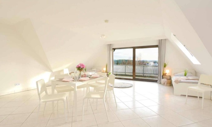 Simonshofen Appartement | Nü09 - Schöne Ferienwohnung mit Balkon in Lauf an der Pegnitz bei Nürnberg, 110qm, 4 Zimmer, Max. 8 Personen