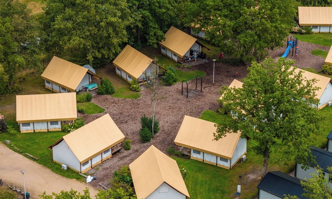 Kaatsheuvel Cabine | Glamping tent with living room, kitchen and sanitary facilities