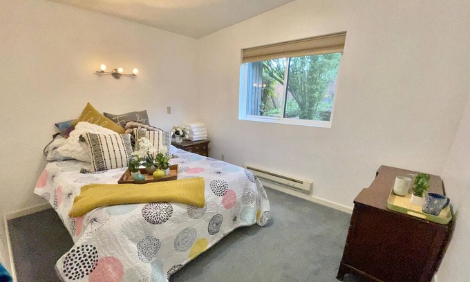 Pinehurst Maison | N Seattle home - Master Suite & Large living space