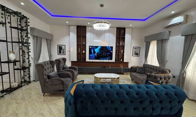 Lekki Phase 1 Appartement | Luxury 3bd waterfront, Penthouse Apartment on Admiralty Lekki-ikoyi w/Pool&Gym