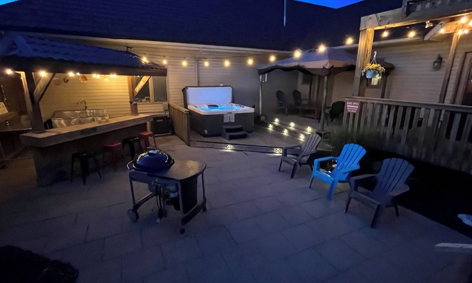 Thames Centre Maison | 5 Bedroom Private Villa! Heated Pool, HotTub, Fire Pit, Games Room!!