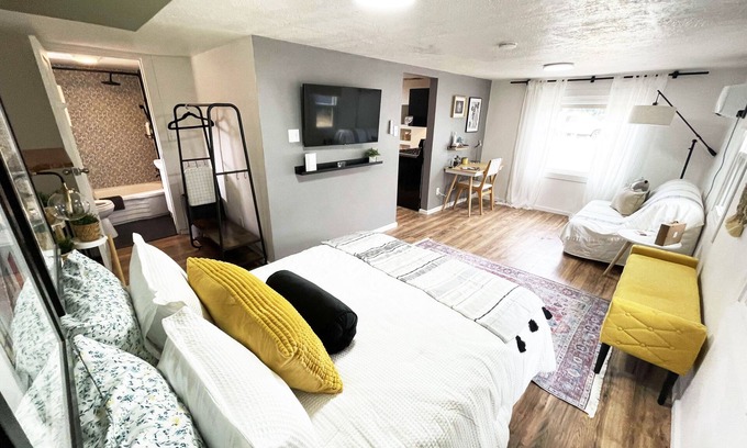 Springville Maison | Nadia's Cozy Casita: Cute, Convenient & Pet-Friendly