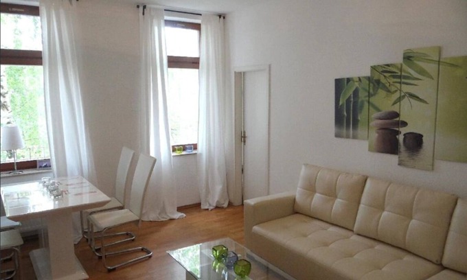 Altlindenau Appartement | Nahlesuite- in a listed Wilhelminian style building near the Ciy