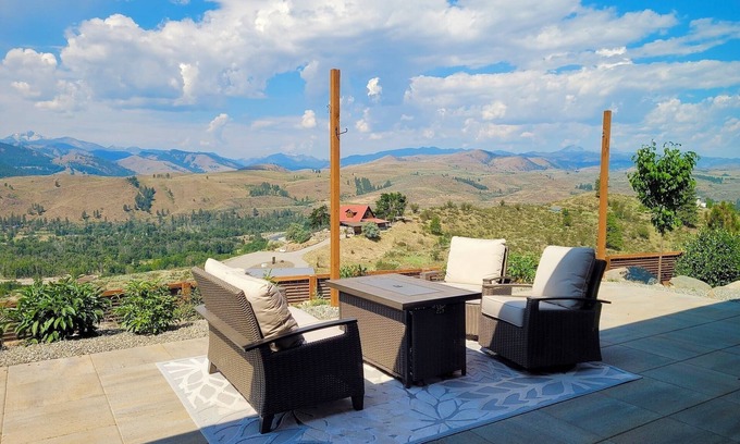Twisp Maison | Nanasu-Set on 20 acres with Outstanding Views of the Methow!