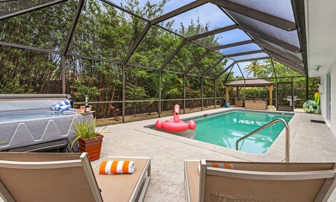 Central Naples Maison | Naples 3 BDRM/Resort Style/Htd Pool/Hot Tub/BBQ