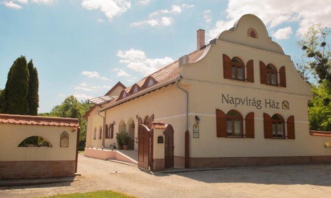Zsira Maison | Napvirág-Ház