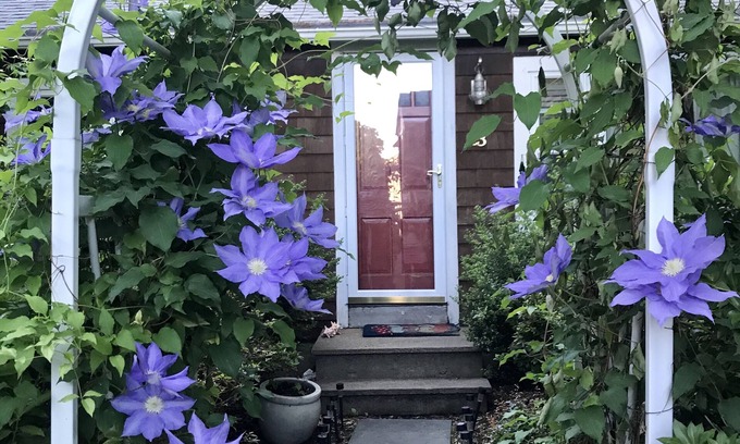 Saunderstown Maison | Narragansett Lake Cottage Right Next to Bonet Shores.