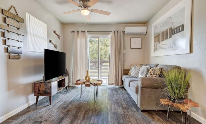 Round Rock Appartement | Nash A · Downtown Round Rock Group Getaway
