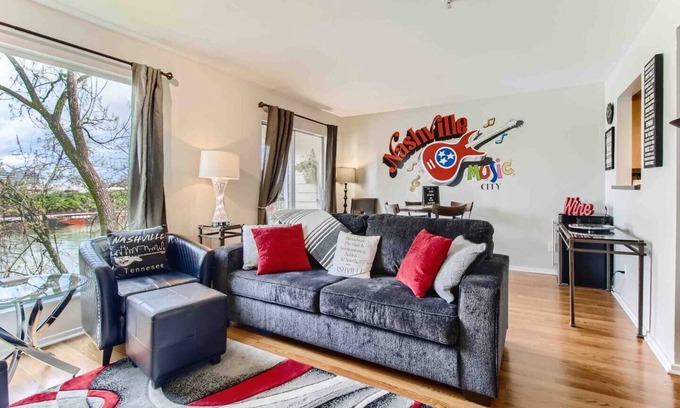 North Capitol Copropriété | Nashville Waterfront Retreat - Spacious 2BR Walk to Broadway | FREE PARKING