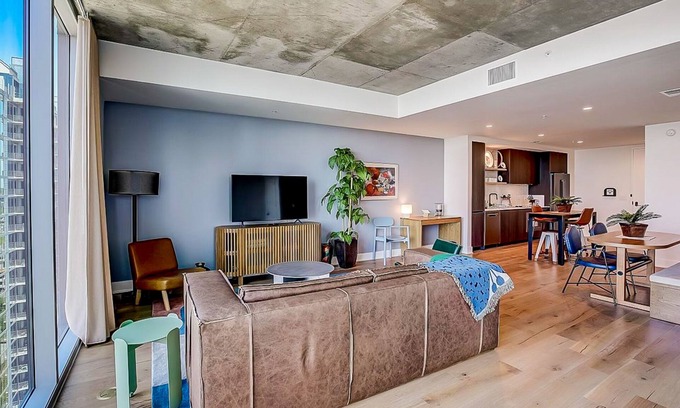 Rainey Street Historic District Copropriété | Natiivo 19th flr condo w/amazing lake-view balcony, rooftop pool, gym