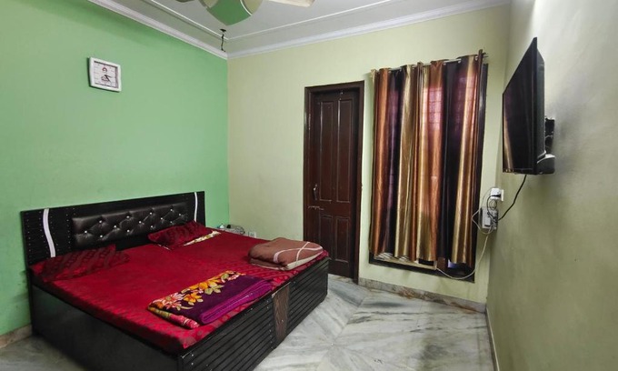 Azadpur Maison | Natural Light Comfortable Room Friendly Home Stay
