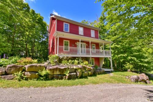 St-Adolphe-d'Howard Maison | Nature retreat with HOT TUB and lake access & watercraft