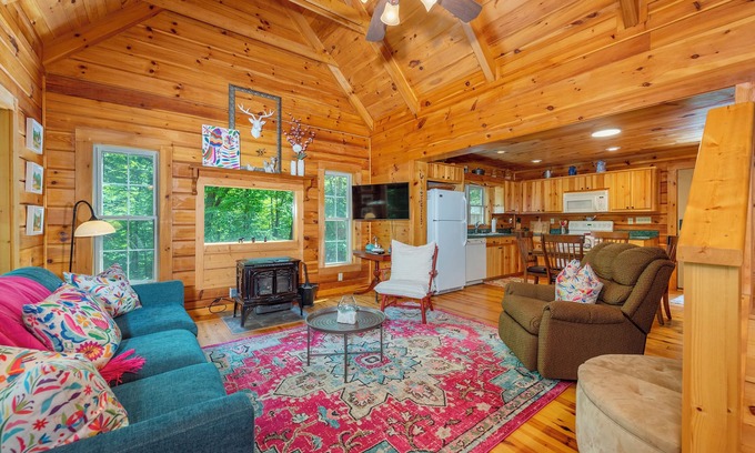 Old Fort Cabine | Nature's Nook Cabin | Fire Pit, Pet Friendly & Community Waterfall!