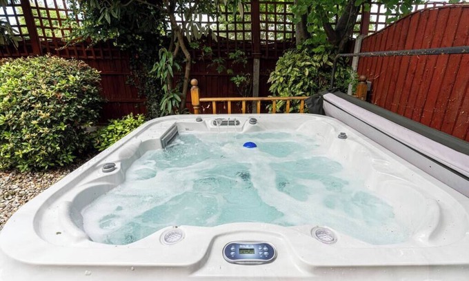 Canvey Island Maison | Nature's Serenade:3BR Classic Home-Jacuzzi and Sauna